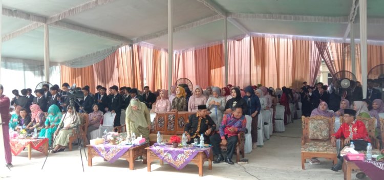 Luar Biasa, Pelepasan Murid Kelas XII (12) Di SMA Negeri 02 Metro Di Sambut Antusias Oleh Ratusan Tamu Undangan
