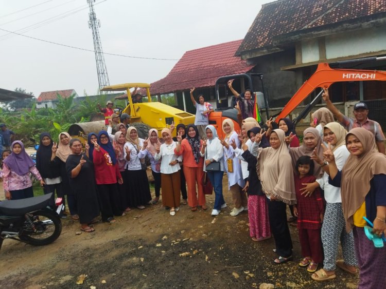 Salutt!! Bunda Erma Yusneli Perbaiki Jalan di Desa Merak Batin Pakai Uang Pribadi
