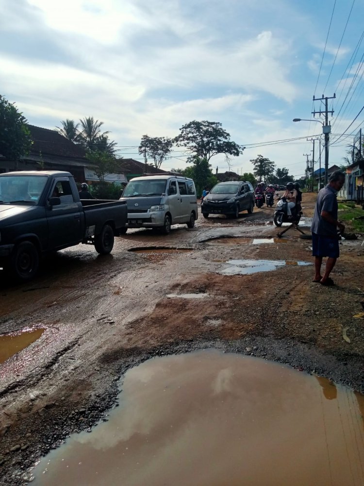 Jalan Budi Utomo Depan SMPN 5 Metro Sepanjang kurang lebih 500M, mengalami Rusak Parah