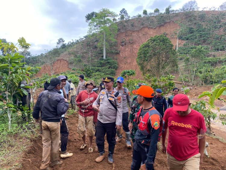 *Jumat Curhat, Kapolres Lampung Barat dengar keluhan warga pengungsian tanah longsor*