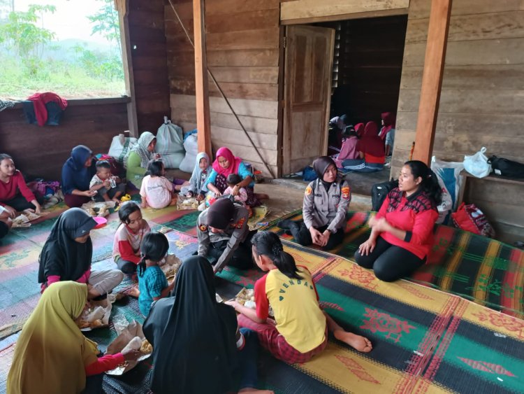 Jiwaku penolong, Kapolres Lambar dan Jajarannya berikan bantuan yang dibutuhkan korban pengungsi tanah longsor