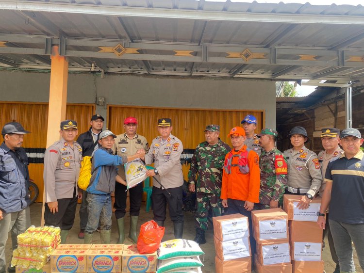 Pasca bencana longsor di Lambar, Kapolres bersama stakeholder dan relawan berikan bantuan makanan dan obat-obatan*