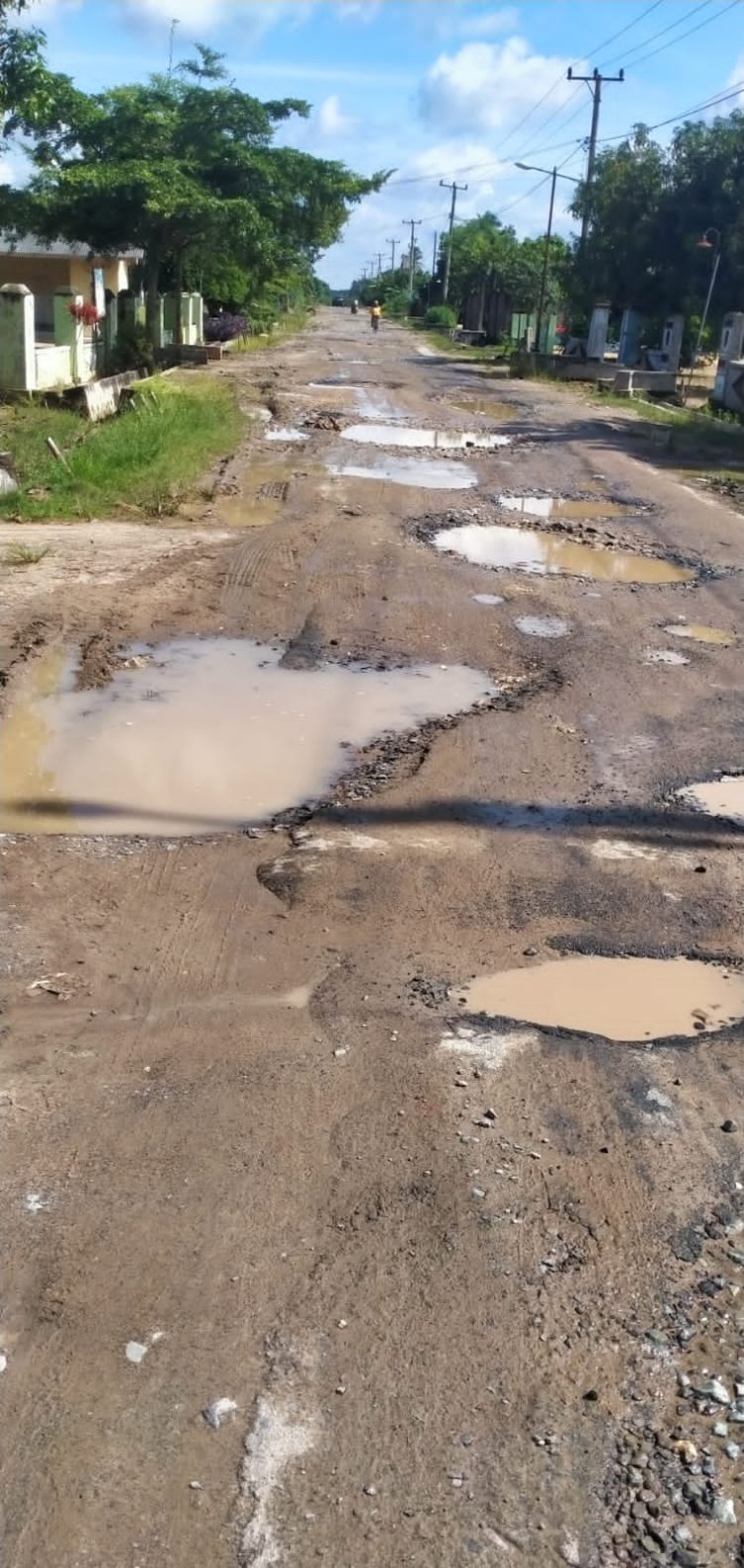 Jalan Kecamatan Anak Tuha Rusak Parah Bak Kolam Lele