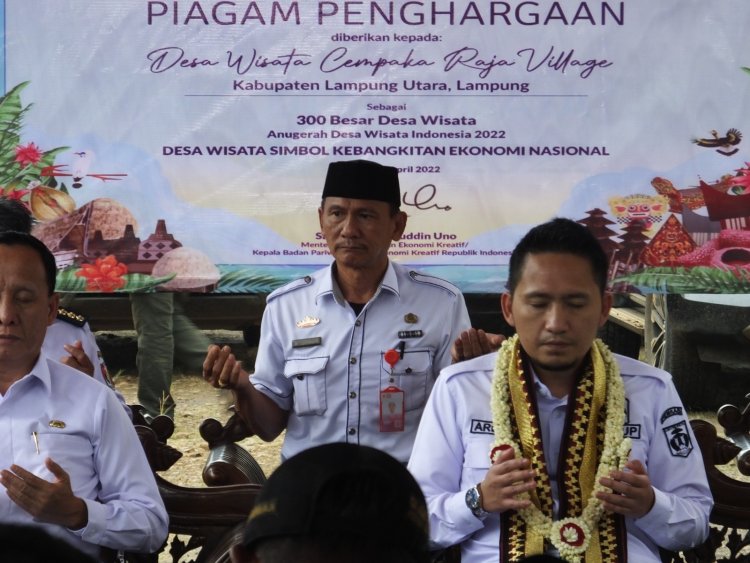 Wabup bagikan pelakat dan piagam dari kementerian pariwisata dan ekonomi kreatif tahun 2023