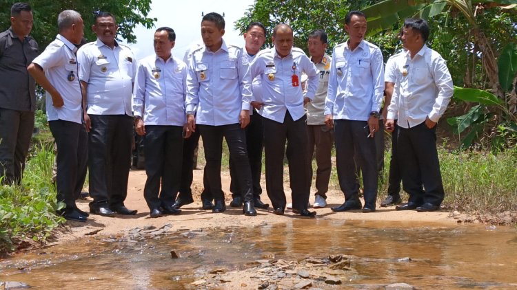 Ardian tinjau jalan penghubung di Kecamatan Muara sungkai