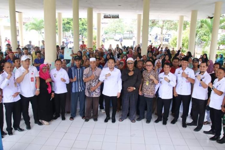 Wabup Lampura bagikan sertifikat PTSL untuk warga bukit kemuning