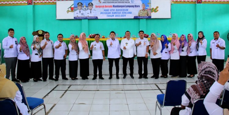 WABUP LAMPUNG UTARA SERAHKAN SPT UNTUK TENAGA SUKA RELA DI AULA DINAS PERTANIAN