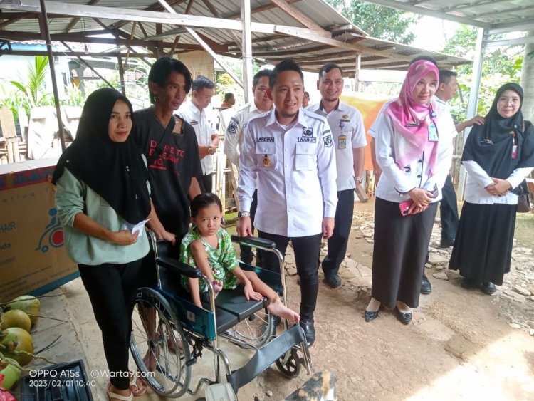 Wakil Bupati Berikan Bantuan Sembako Dan Kursi Roda Kepada Masyarakat