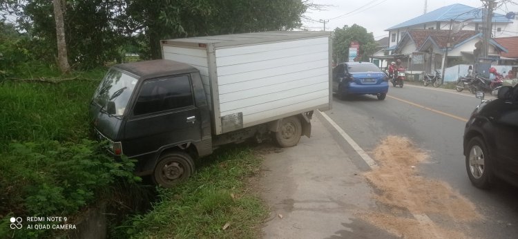 Lakalantas Mobil Boks Tabrak 2 Pemotor, Satu Kritis, Satu Luka Ringan
