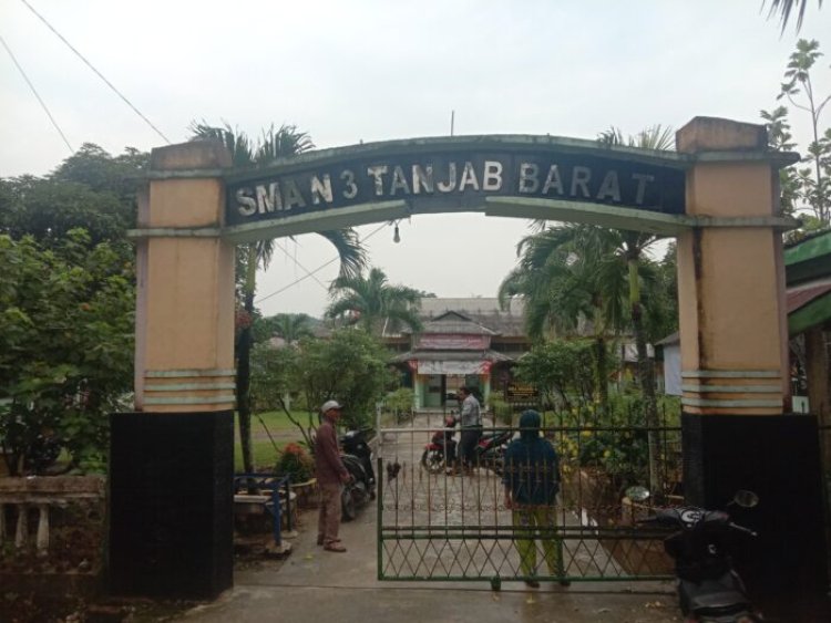Staff T.U SMAN 3 Tanjab Barat, Diduga Alergi Terhadap Wartawan dan Berusaha Menghalangi Tugas Jurnalis