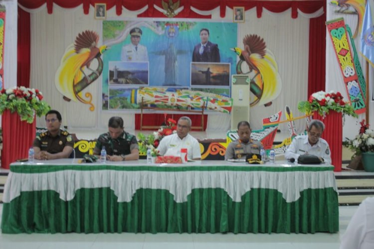 Gelar Rakor Forkopimda Plus, Pj. Bupati Yapen Cyfrianus Y. Mambay, "Siapkan Semua Sektor untuk Hadapi Nataru"