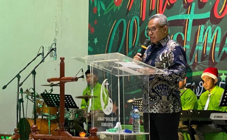 Hadiri Perayaan Natal GPdI Jemaat Ekklesia Serui, Penjabat Bupati Yapen Ajak Masyarakat Menjadi Duta Duta Damai