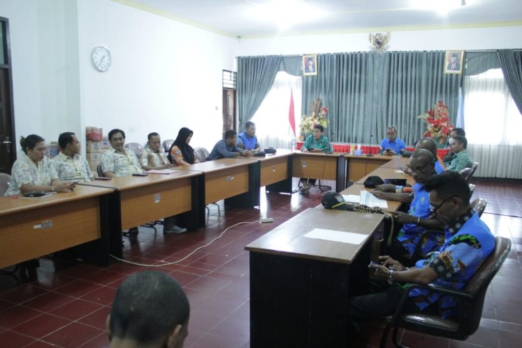 Maksimalkan Waktu dan Siap Lebih Awal, Sekda Yapen Bagikan Pagu Anggaran Tiap Bagian Sekretariat Daerah
