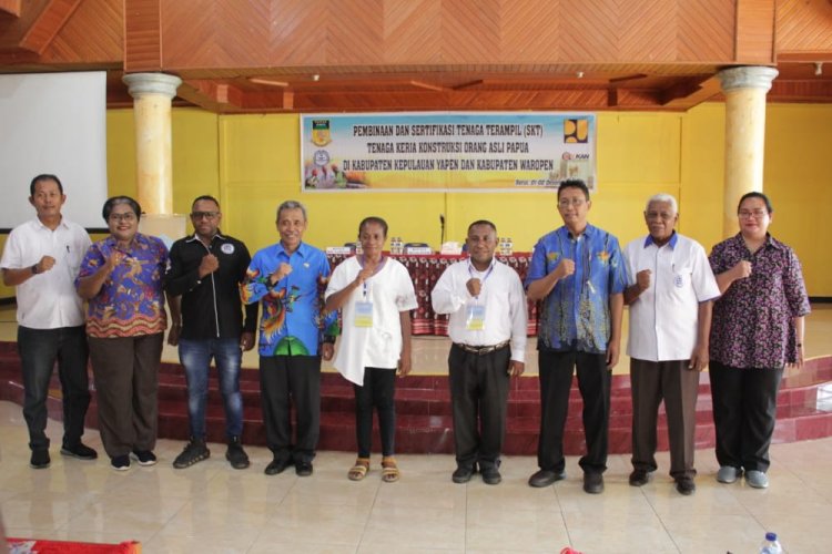 Membuka Secara Resmi Pembinaan dan Sertifikasi Tenaga Terampil (SKT) Tenaga Kerja Konstruksi OAP, Pemda Yapen Optimis OAP Mandiri, Kreatif, dan Mampu Bersaing