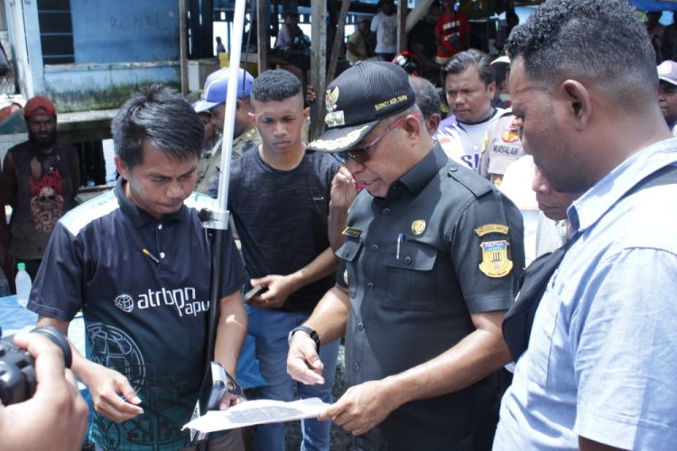 Gerak Cepat, Pj. Bupati Cyprianus Mambay Tinjau Penyelesaian Sengketa Aset Pemda Kepulauan Yapen di Pasar Aroro Iroro