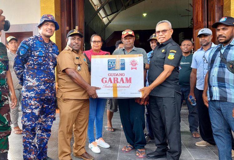 Kunjungi Korban Kebakaran di Dawai, Penjabat Bupati Yapen Berikan Bantuan dan Penanganan Akibat Bencana