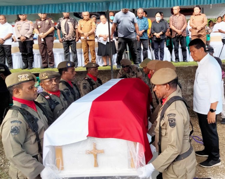 Dipekuburan Keluarga Banua, Alm. Frans Sanadi Dimakamkan, "Selamat Jalan Sahabatku" Ucap Tonny Tesar 