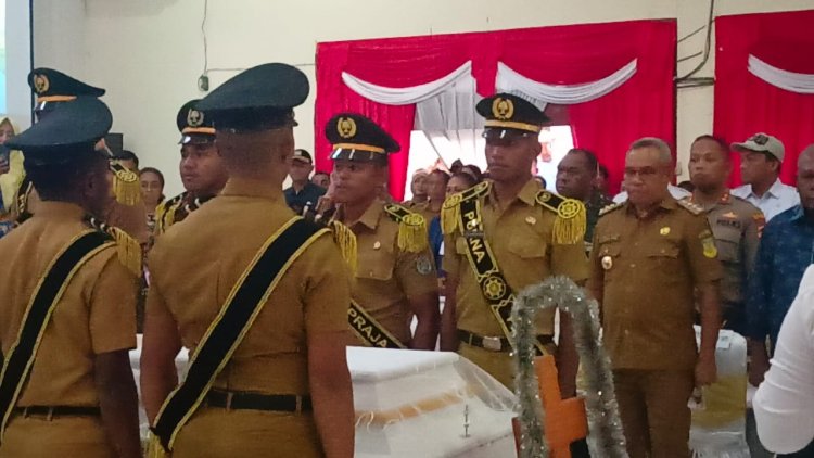 Suasana Haru, Pj. Bupati Cyprianus Mambay Pimpinan Upacara Persemayaman Jenazah dan Penghormatan Terakhir Mantan Wabup Alm. Bpk. Frans Sanadi