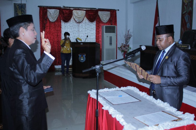 Rapat Paripurna Istimewa Pengambilan Sumpah Janji Anggota DPRD, PAW dari Partai Nasdem, Sdri. Emma R. Tauran Resmi Menjabat Anggota Legislatif Kepulauan Yapen 2019-2024