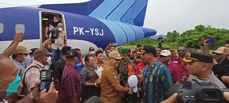 Luar Biasa Antusias Masyarakat Menyambut Pj Bupati Cyprianus Mambay, Sekda "ASN dan Forkopimda Siap Mendukung Penuh Menyelesaikan Program Pembangunan dan Persiapan Pemilu 2024"
