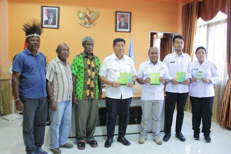 Serahkan SOP Dewan Adat dan Peradilan Adat, Bupati Yapen Berikan Apresiasi Terhadap Dewan Adat Suku Berbai