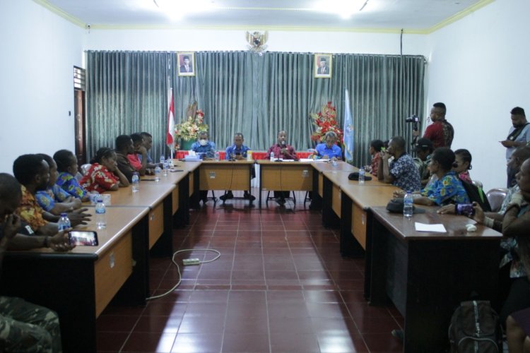 Puluhan Tenaga Honorer Kepulauan Yapen Unjuk Aksi Protes, Pemda Kepulauan Yapen Ajak Mediasi Bersama