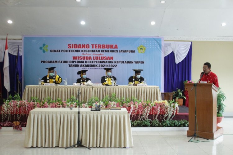 33 Mahasiswa Mahasiswi Program Studi Diploma III Keperawatan Kabupaten Kepulauan Yapen Berhasil Lulus dan Diwisudakan
