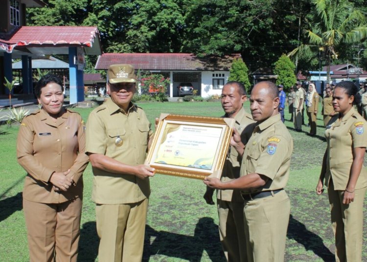 Bupati Yapen Penyerahan Sertifikat PTSL, SK Plt Assisten I Setda, dan Penghargaan BKN Award di Upacara Peringatan Hari Agraria dan Tata Ruang Nasional Ke 62