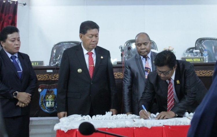 Ditandatanganinya Usulan Pemberhentian Jabatan Bupati Dan Wakil Bupati, Ketua DPRD Yapen Ucapkan Terima Kasih Atas Karya Nyata Dan Pengabdian 2 Periode