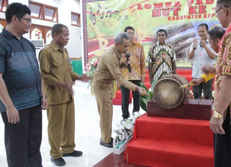 Assisten III Setda Yapen Membuka Lomba Vokal Paduan Suara Menyongsong HUT IKT Yapen Ke 50