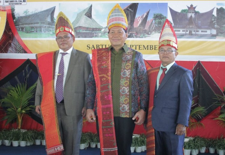 Hadiri Pengukuhan dan Pelantikan Ketua KMB Yapen Periode 2022-2025, Bupati Yapen Disuguhkan Semarak Budaya Batak