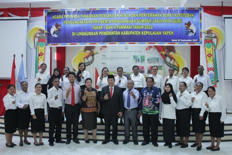 84 Tenaga Pendidik Tahap I dan II Formasi Tahun 2021 Resmi Diangkat PPPK oleh Bupati Kepulauan Yapen