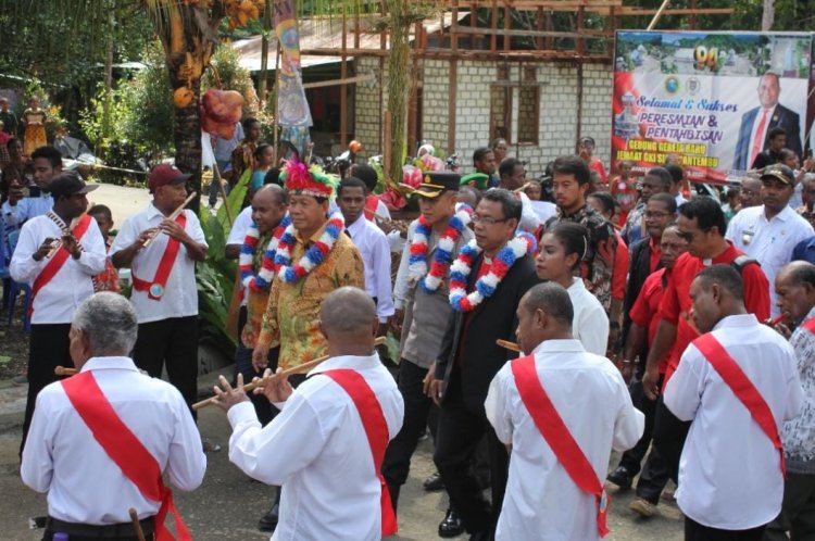 Bupati Yapen Resmikan Gedung Gereja Baru Jemaat GKI Sion Mantembu setelah 15 Tahun Pembangunan !!