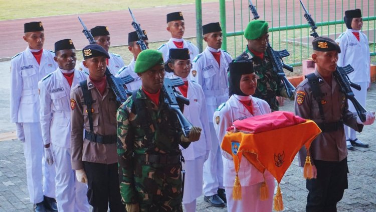 Eksklusif Formasi Paruh lembing, Tim Paskibraka Pancasila Sakti Turunkan Sang Saka Merah Putih pada Upacara Penurunan Bendera HUT RI Ke-77 di Stadion Marora Serui