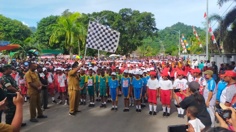 Ratusan Pelajar di Yapen Lomba Gerak Jalan Tepat Waktu Semarakkan HUT RI ke-77...!