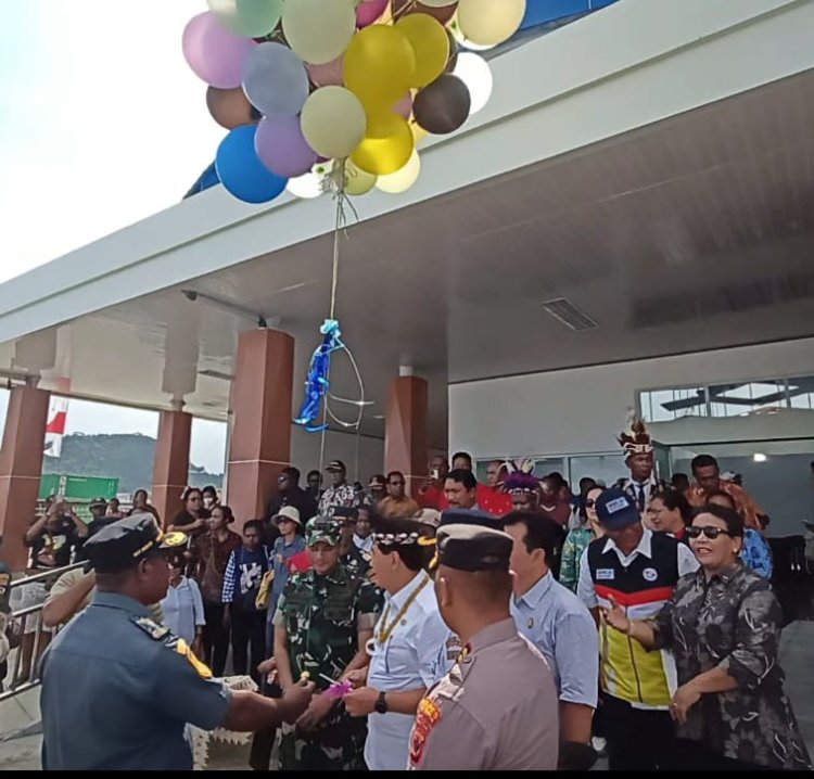 Dari Pelabuhan Laut Domine Izak Samuel Kijne, Bupati Tonny Tesar dan Forkopimda Lepas Tim Kontingen Kepulauan Yapen Mengikuti SS GKI Ke-18 di Waropen