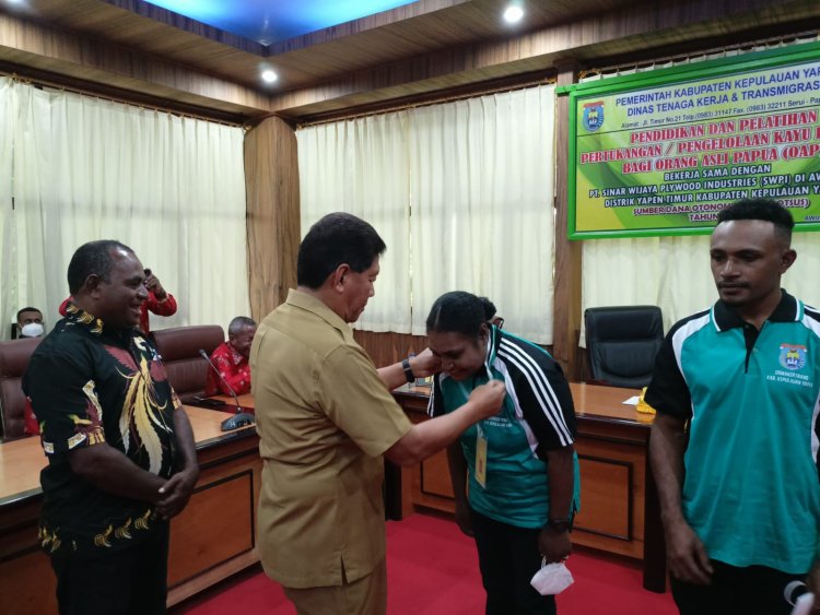 40 OAP Ikut Magang di PT. SWPI "Presentase OAP harus lebih Banyak di Perusahaan, Attitude dan Skill Itu Penting" harap Bupati Tonny Tesar