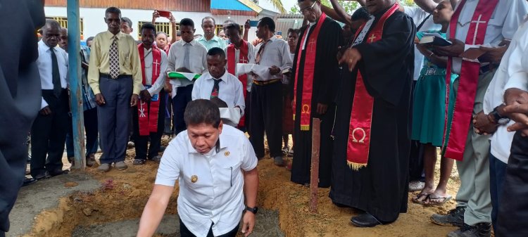 Spontan Mengalir Bantuan, Ribuan Semen dan Batu Tela pada Peletakan Batu Pertama Pembangunan Gedung Gereja GKI Imanuel Ambaidiru 