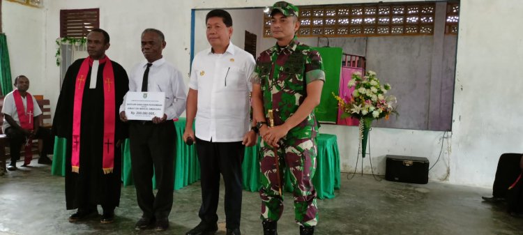 Dandim 1709/Yawa Dampingi Bupati Yapen Melaksanakan Peletakan Batu Pertama Pembangunan Gereja Baru Imanuel Ambaidiru