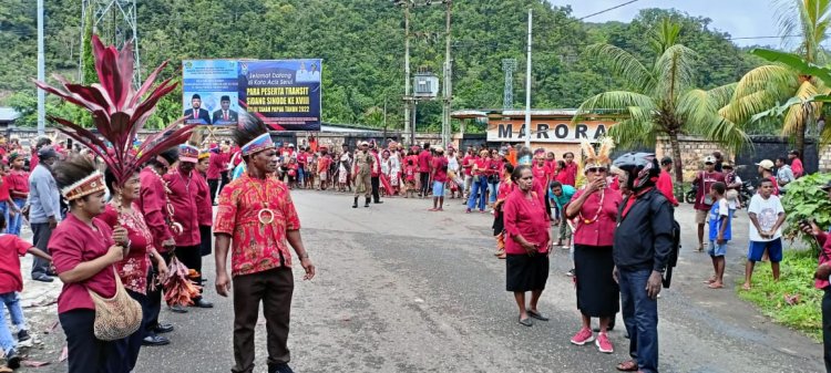 Penuh Antusias, Ratusan Masyarakat Mariadei dan Banawa Berkumpul Menunggu Kirab Obor Sidang Sinode GKI Ke-18