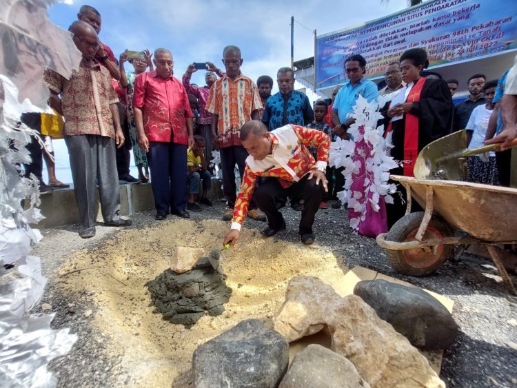 Peletakan Batu Pertama di Pantai Rasine Tandai Dimulainya Pembangunan Situs Pendaratan Injil di Tanah Kuraen
