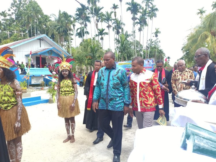Hadiri Peresmian dan Pentahbisan Gedung Gereja Baru Jemaat GKI Silo Pulau Nau, ini Pesan Bupati Kepulauan Yapen...