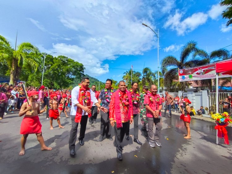 "Pela Gandong, Sagu Salempeng Patah Dua, Iris di Kuku Rasa di Jantung, Ale Rasa Beta Rasa" pesan Bupati Tonny Tesar pada Peringatan Hari Pattimura 