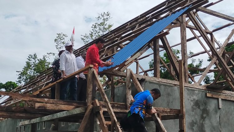 Akhirnya Gereja GPdI Shekinah Glory Kandowarira Dibangun, Bupati Yapen Tonny Tesar tandai Paku Seng Pertama dan Berikan Bantuan