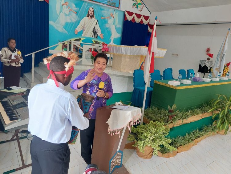 Plt Sekretaris Daerah Erny R. Tania Hadiri dan Membuka Kegiatan Musda II PGM GBGP Klasis Kepulauan Yapen di Distrik Angkaisera