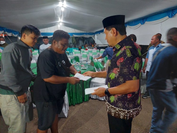 Penghujung Ramadhan, Bupati Tonny Tesar berbagi THR untuk Tukang Ojek, Supir Taksi dan Anak-anak Yatim