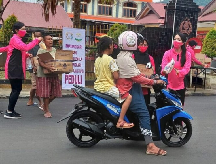 Ketua Bhayangkari Polres Kepulauan Yapen Berbagi Takjil Berbuka Puasa Pada Pengguna Jalan Raya