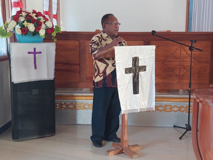 Wabup Frans Sanadi pesan "Terus Tingkat Ketrampilan Skil Operator Komputer, Sebagai Bekal Ketrampilan Diri" Pada Penutupan Pelatihan Komputer Gratis Yayasan Bengkel Kerja Papua