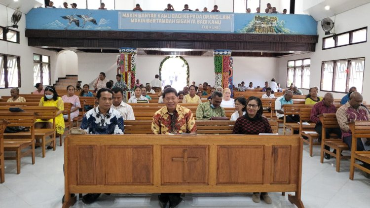 Bupati Tonny Tesar Hadiri Ibadah Perayaan Paskah ke II Jemaat GKI Pniel Turu