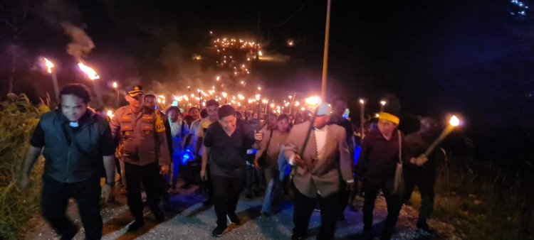 Nyala Terang Obor di Saat Paskah dan Sambut Fajar di Monumen Kasih Kristus